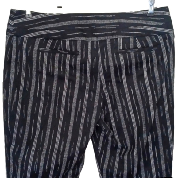 APT. 9  Black & White Torie Capri - Picture 5 of 7